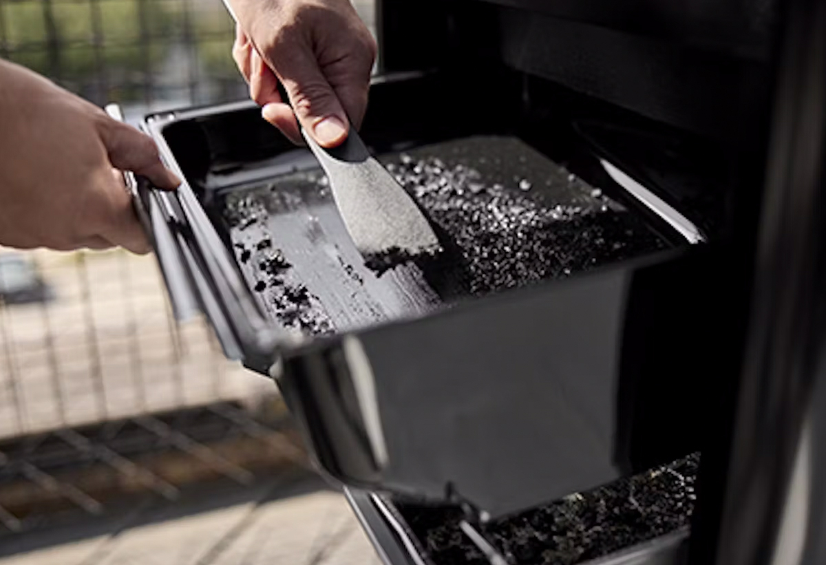 Απεικονίζεται καθάρισμα του δίσκου συλλογής λίπους.